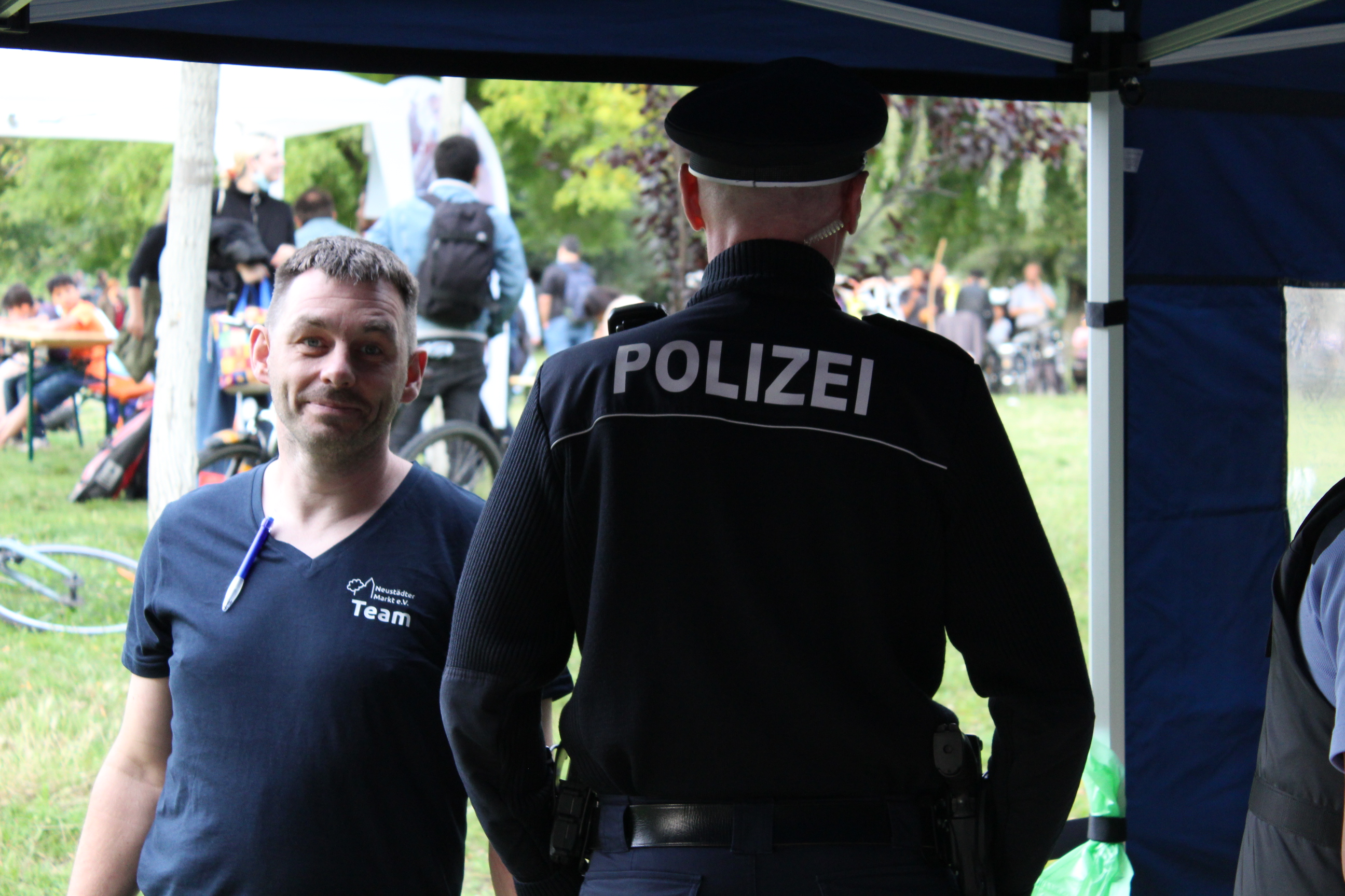 Ein Herr beschwert sich bei kompetenter Stelle über Nachstellungen von Paparazzi.