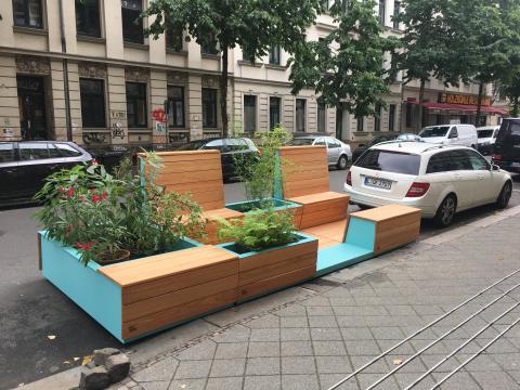 Das Parklet nimmt den Raum eines Fahrzeugs ein und bietet Sitzplatz für mindestens acht Personen Foto: Johannes Heynold