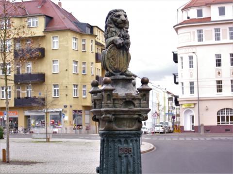 Handschwengelpumpe, Typ Kleiner Löwe, auf dem Huygensplatz in Möckern, Foto: Ralf Pätzold
